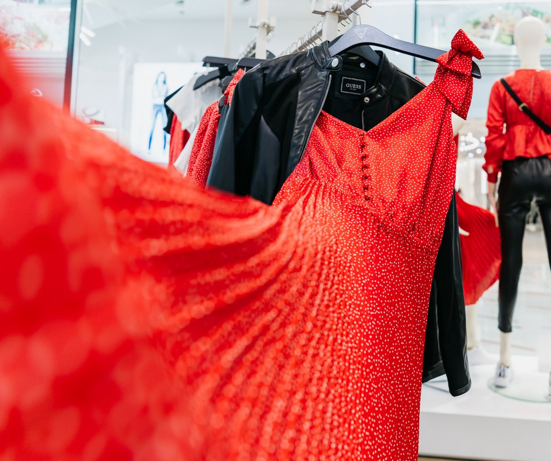 Letní slevy v butiku Guess