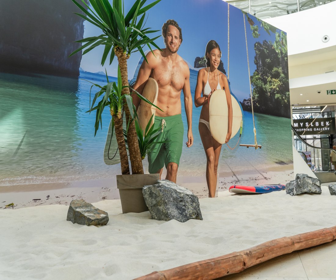 Share your holiday photo with your friends on your social networks